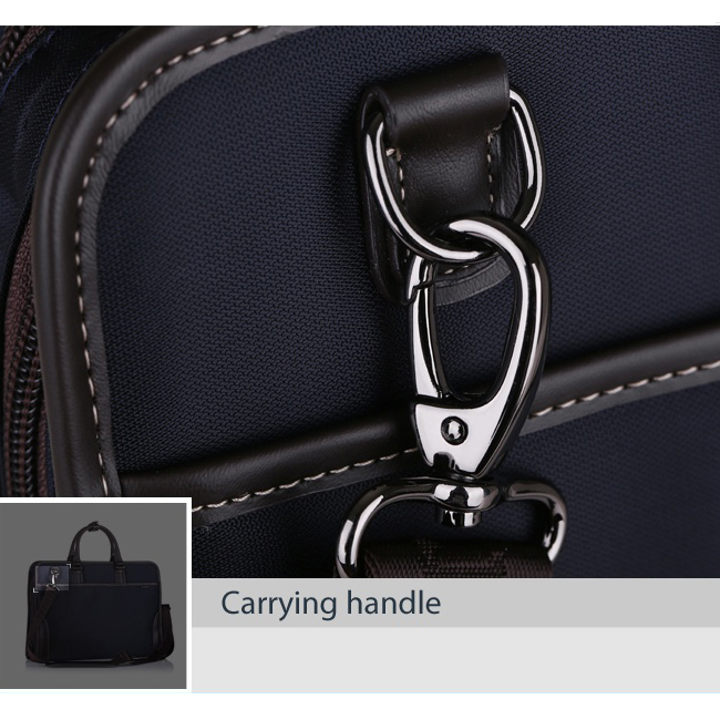Túi xách laptop Tresette có quai đeo vai kết nối với thân túi qua móc kim loại rất chắc chắn