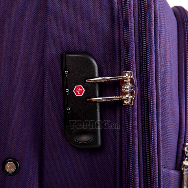 Vali được tích hợp sẵn khóa số có tính bảo mật cao, chống trộm hiệu quả, giúp bảo vệ an toàn cho hành lý