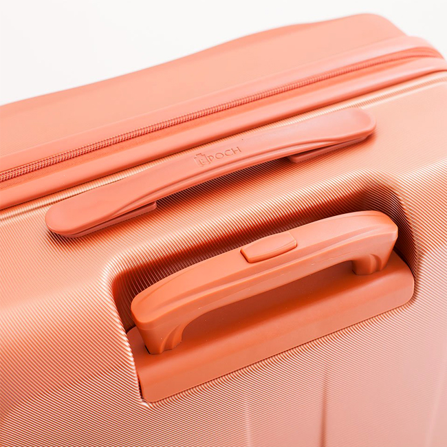 Vali Epoch 8695 thiết kế phần tay cầm đồng màu với thân vali, rất thời trang và đẳng cấp