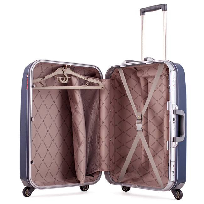 Ngăn trong vali thiết kế sang trọng, chất liệu vải cao cấp, có móc treo áo, vách ngăn và dây đai chữ X